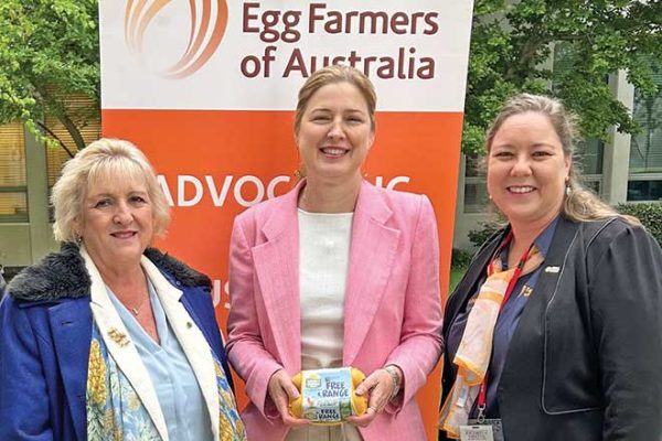 660px-1.-Michelle-Landry-MP,-Minister-Julie-Collins-MP,-Melinda-Hashimoto farmers